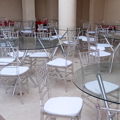 طاولة زجاجية بأرجل حديد مع كراسي أكريلك